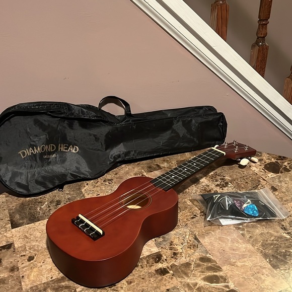 Diamond Head DU-150 Ukulele with SNARK Clip-on Tuner - Picture 1 of 16